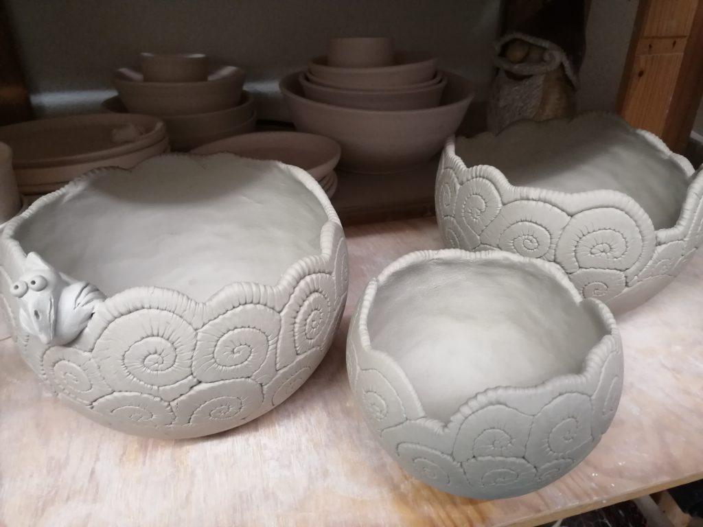 Schneckenschüsseln aus Ton vor dem ersten Brand