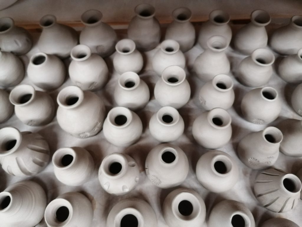 Mini-Vasen in der Keramikwerkstatt, ungebrannter weisser Ton