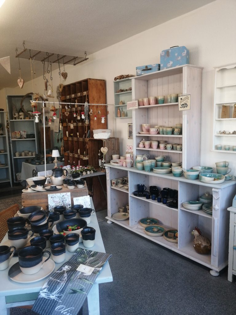 Töpferei in Trostberg im Chiemgau. Handgetöpfertes Geschirr und Gartenkeramik